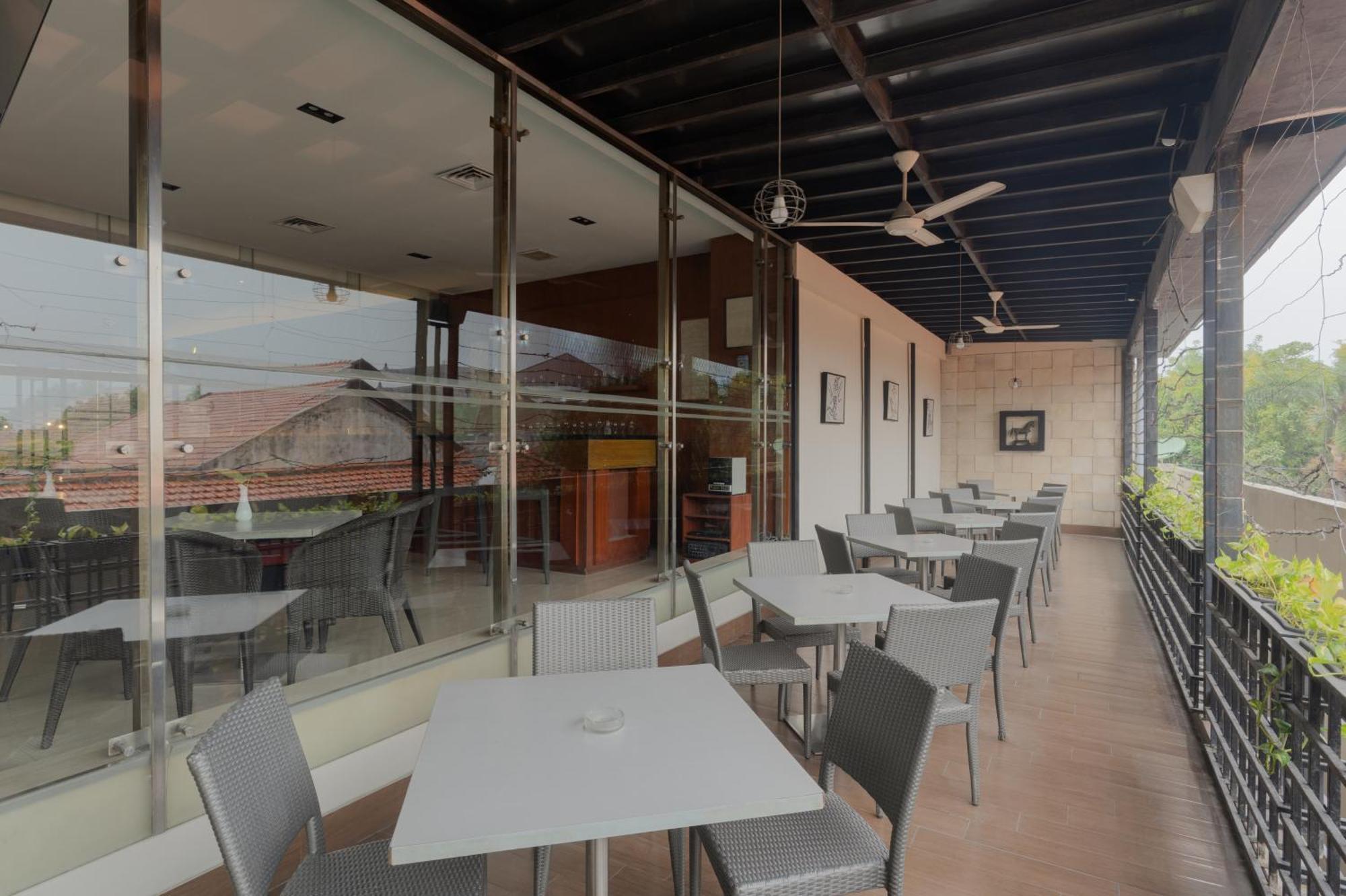 The Capital Hotel Surabaia Exterior foto
