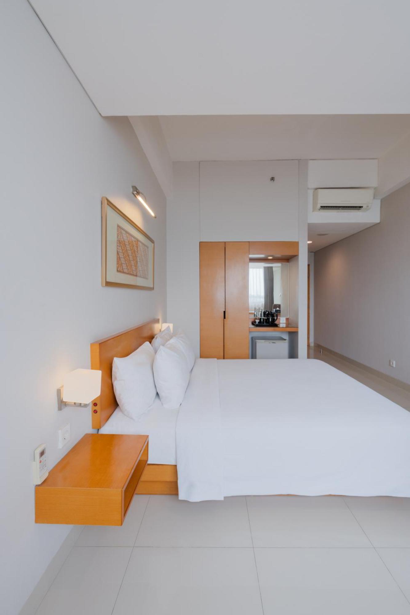 The Capital Hotel Surabaia Exterior foto