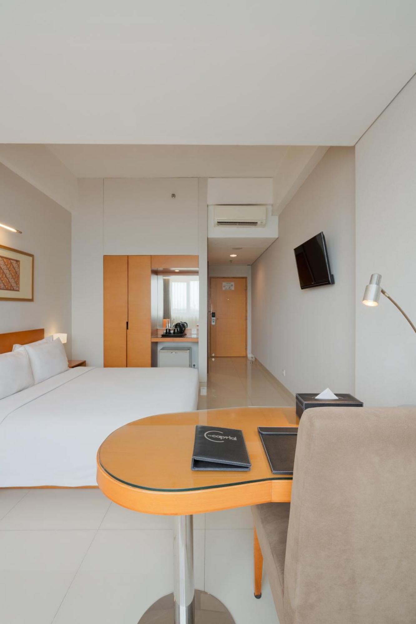 The Capital Hotel Surabaia Exterior foto