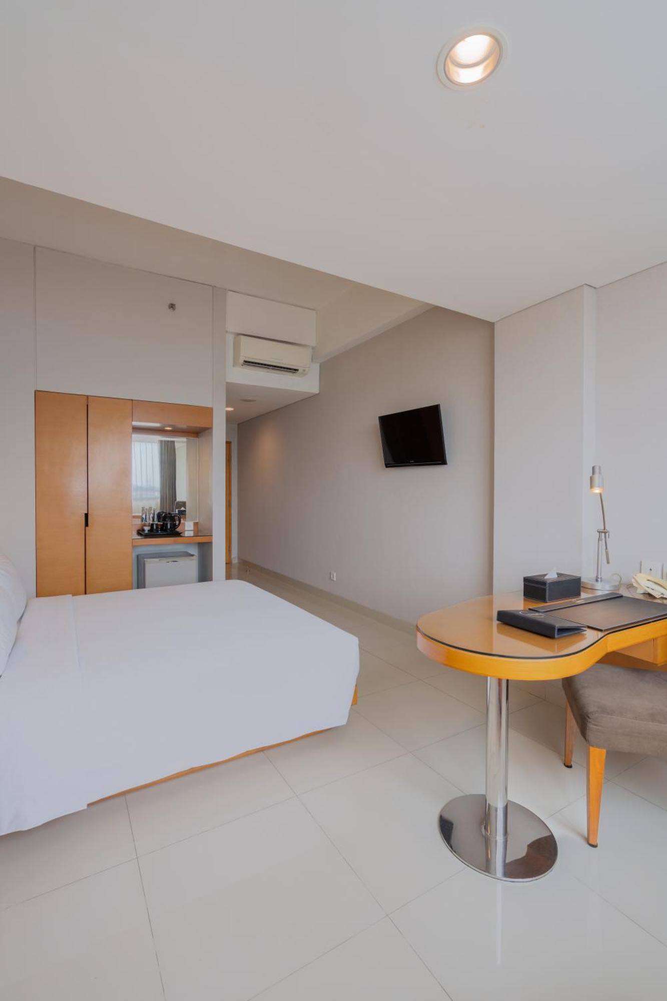 The Capital Hotel Surabaia Exterior foto