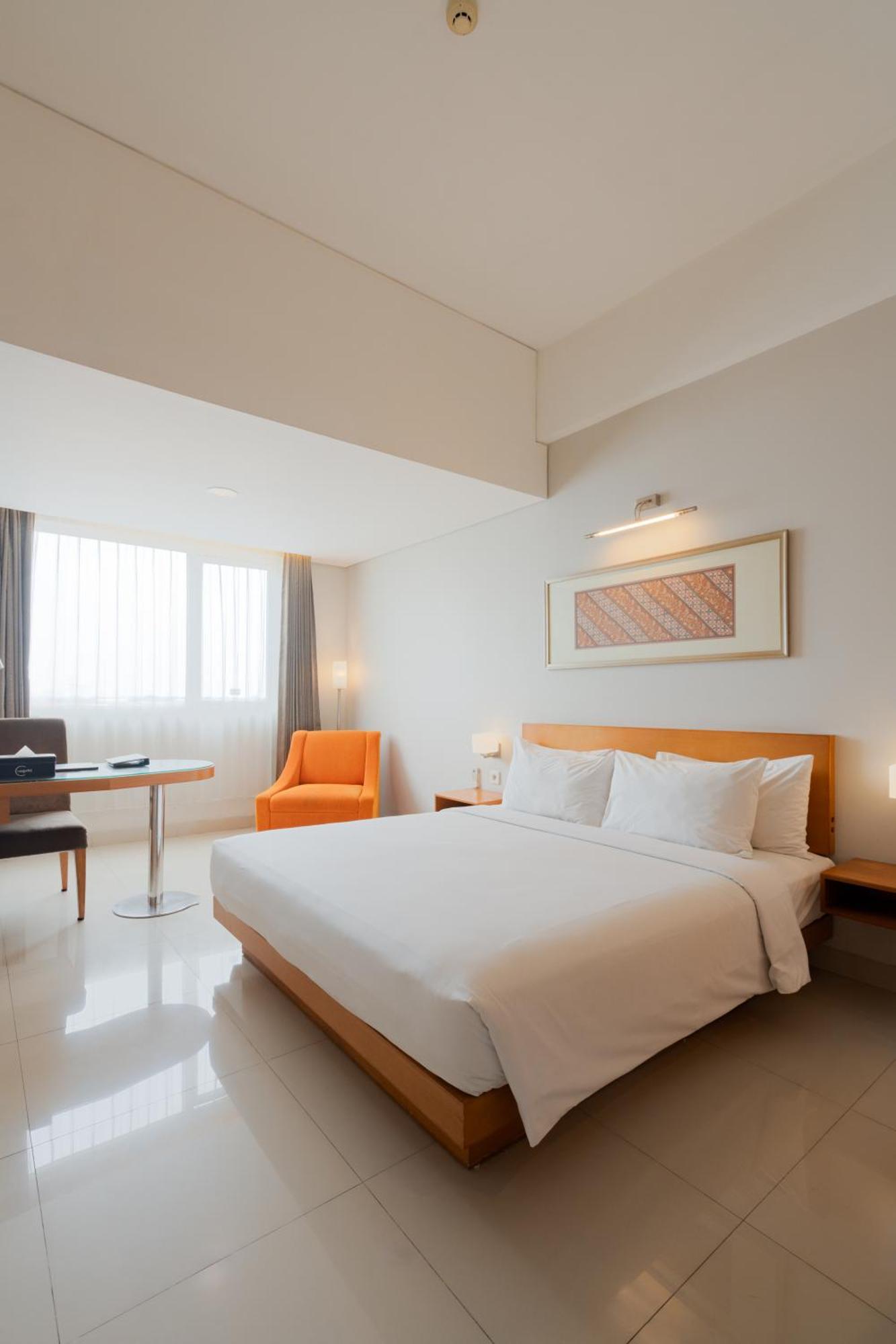 The Capital Hotel Surabaia Exterior foto